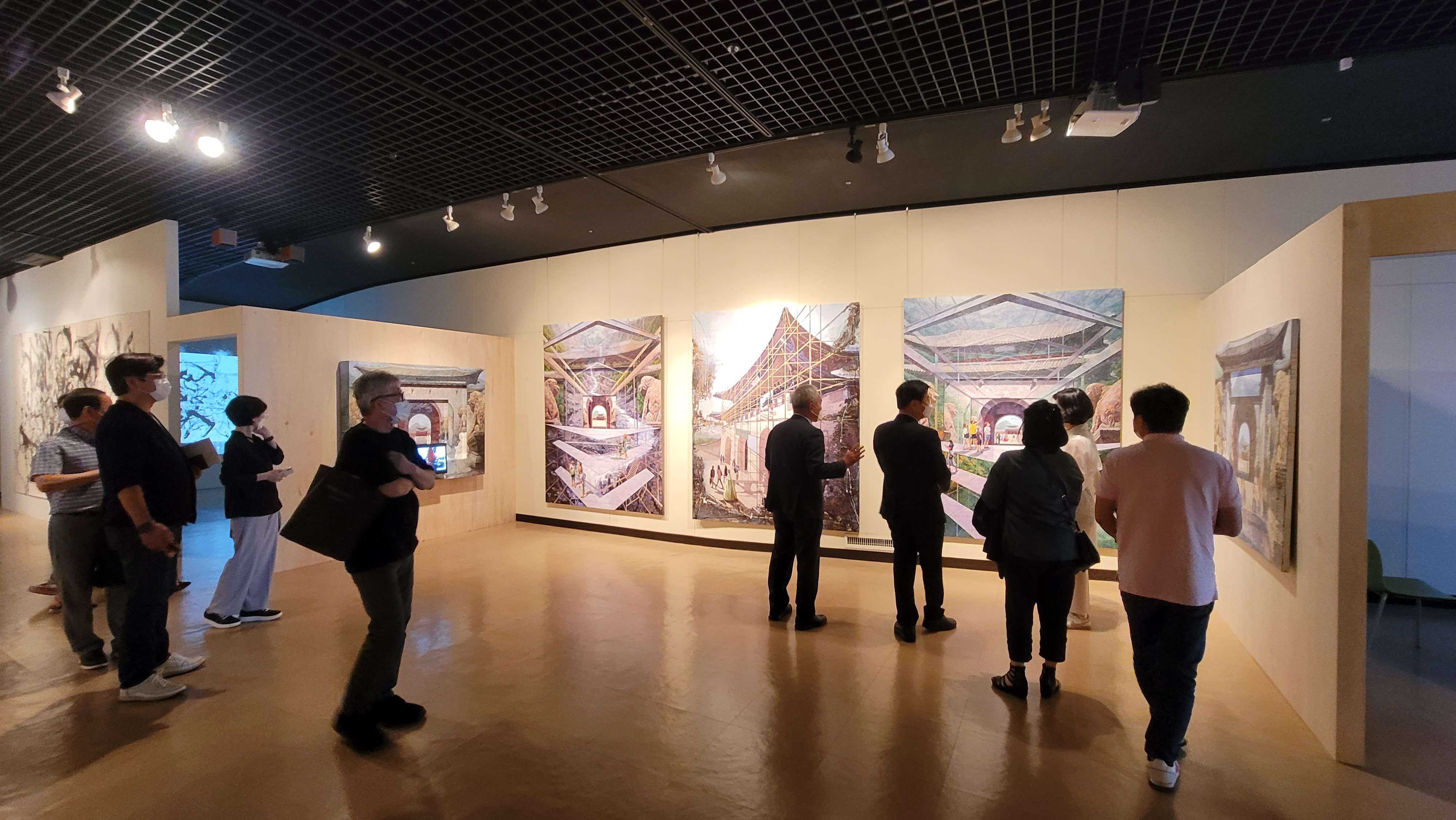 Exhibition view: visitors appreciating Guiyoung Lee’s works